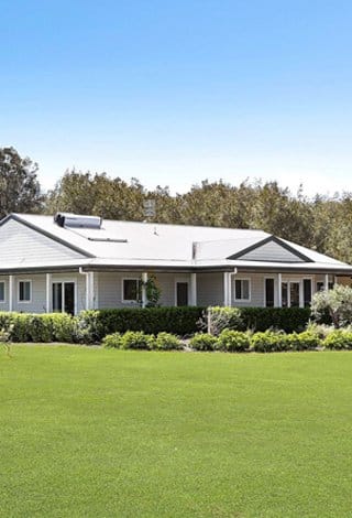 Single-storey guest accommodation building with lawn frontage at La Vigna Estate