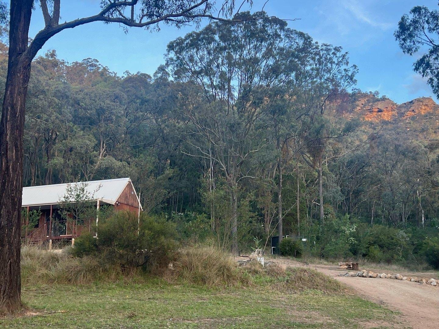 Rocklee Grove cabin set among bushland below the Yellow Rock escarpment